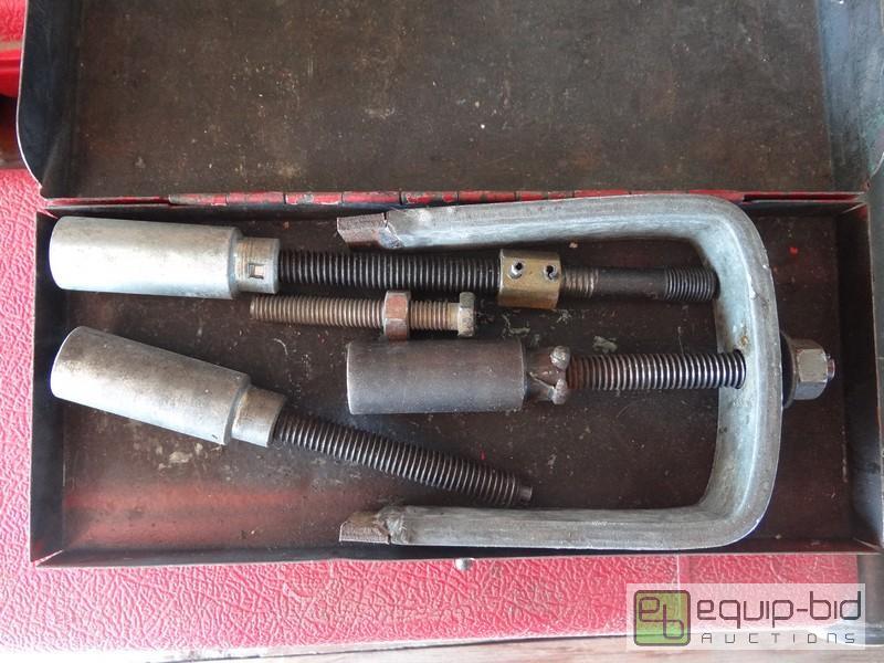 lot 496 image: Steering Wheel Removal Tool Kit