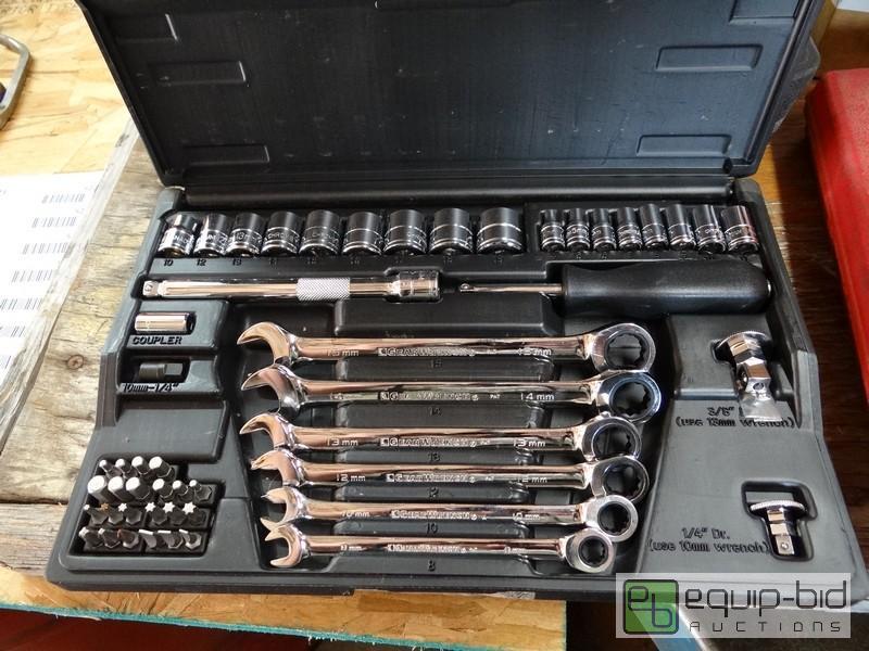 lot 521 image: Gear Wrench Tool Set (Appears New)