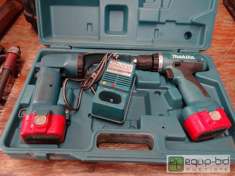 lot 526 image: Makita 9.6V Cordless Drill And Light Set