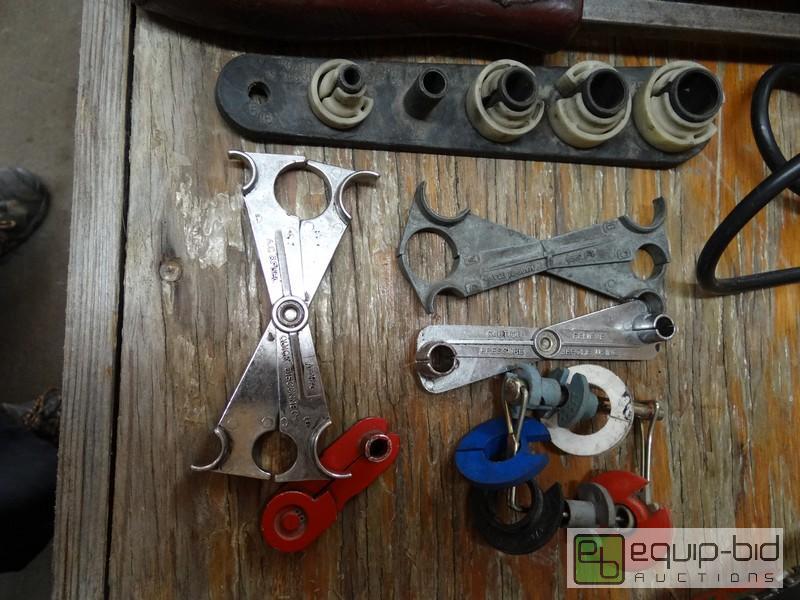lot 532 image: AC And Fuel Line Fitting Disconnect Tools