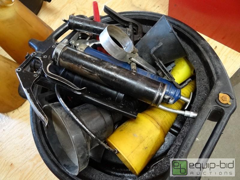 lot 540 image: Lot Of Oil And Lube Tools