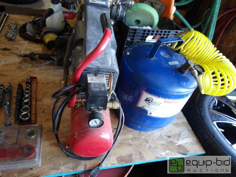 lot 550 image: Air Bubble And 2 Gallon Craftsman Air Compressor