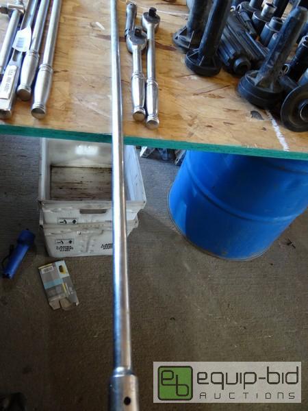 lot 554 image: (2) .5 Inch Snap On Ratches And (2) Extensions