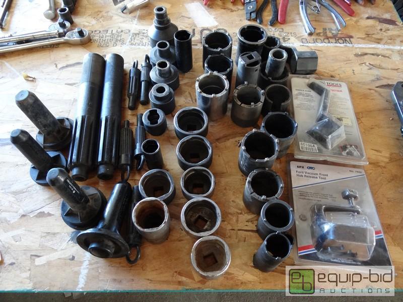 lot 556 image: Lot Of Transmission And Wheel Hub Service Tools