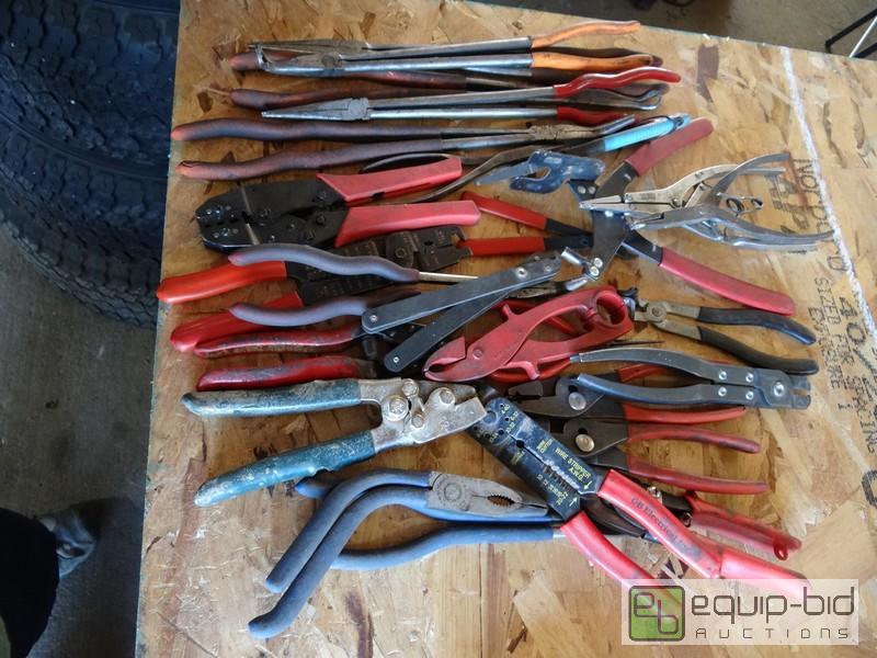 lot 558 image: Large Lot Of Various Specialty Pliers
