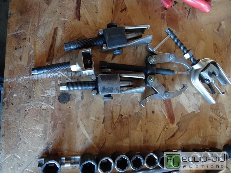 lot 559 image: Lot Of Various Pullers