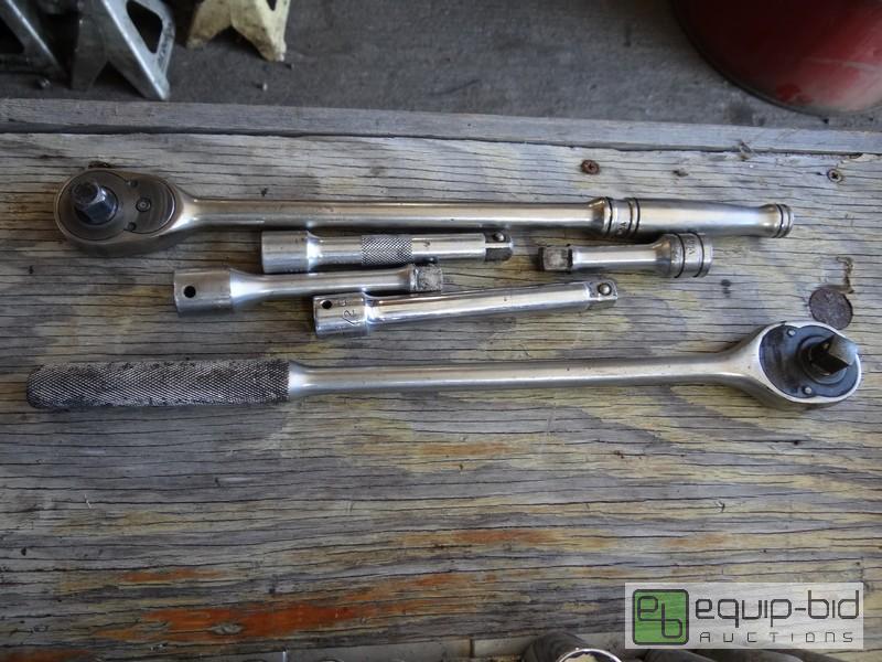 lot 571 image: Lot Of (2) .5Inch Drive Ratchets And (4) Extensions