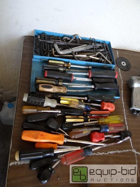 lot 613 image: Lot Of Allen Wrenches And Screw Drivers