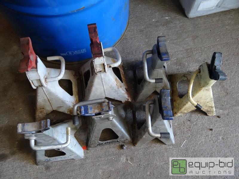 lot 621 image: Lot Of (7) Jack Stands