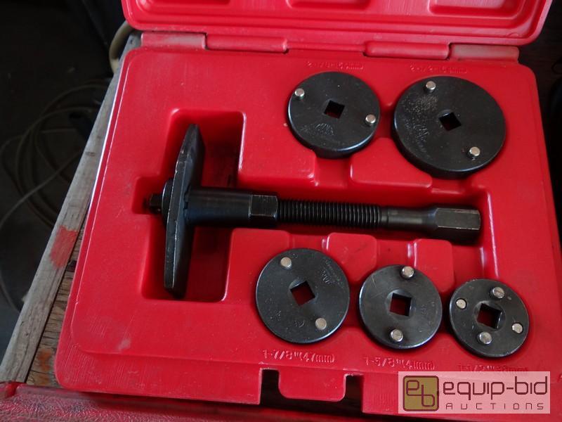 lot 633 image: MAC Tool Disc Brake Caliper Set