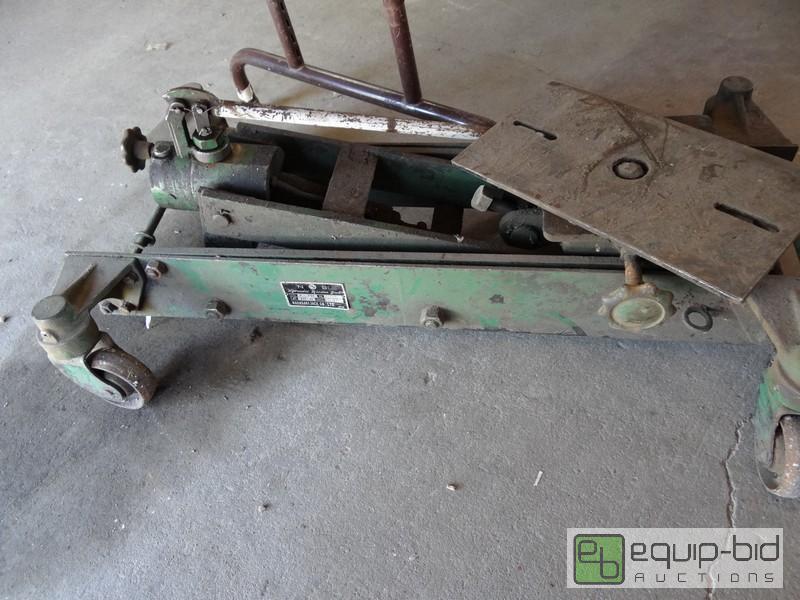 lot 650 image: Nagasaki Jack CO Floor Model Transmission Jack