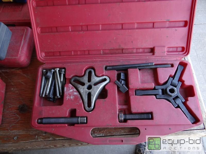 lot 679 image: Pulley Puller Set