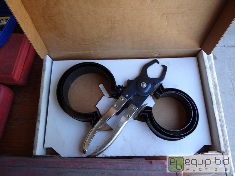 lot 680 image: Blue Point Pistion Ring Compressor Pliers