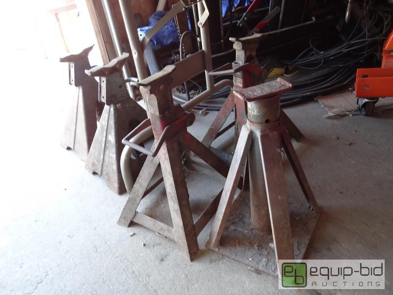 lot 685 image: Lot Of Large Jack Stands