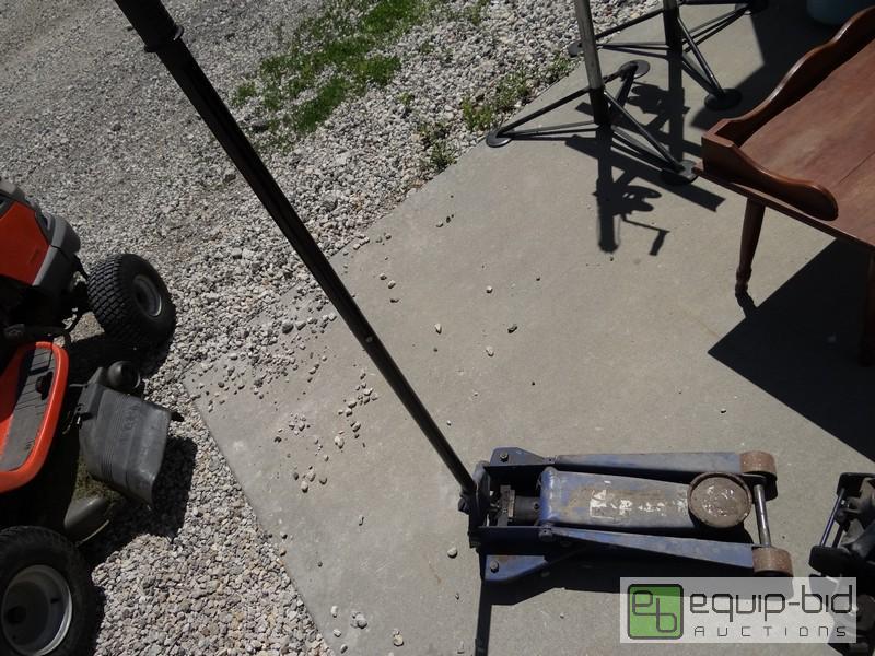 lot 692 image: Hydraulic Floor Jack