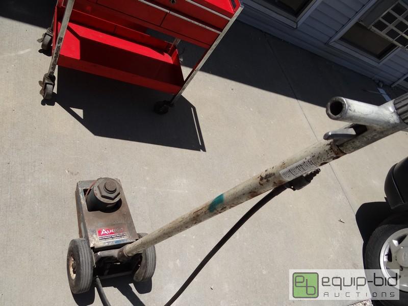 lot 693 image: Air Over Hydraulic Jack