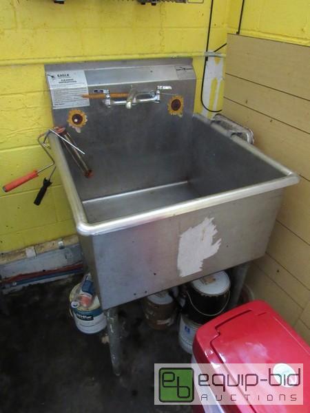 lot 214 image: Large Single Bay Eagle Sink