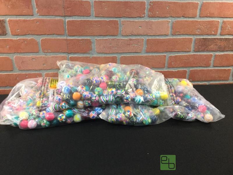 lot 108 image: Lot of bouncy balls  Quantity 750 balls 250 p...