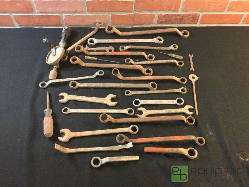 lot 124 image: Lot of Vintage Hand Tools  Farm Tools  Quant...