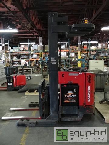 lot 370 image: Raymond Reach 3500lb Forklift