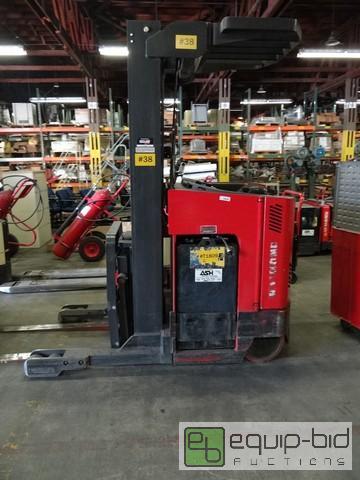 lot 371 image: Raymond Reach 3500lb Forklift