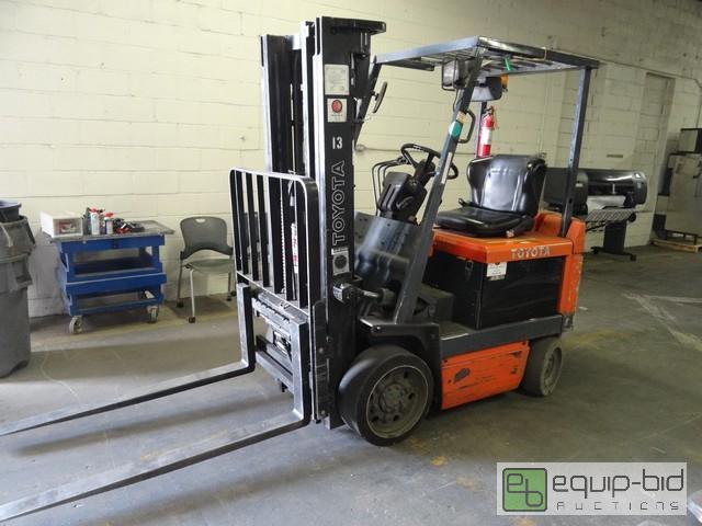 lot 372 image: Toyota 3500lb Capacity Electric Forklift With Sideshift