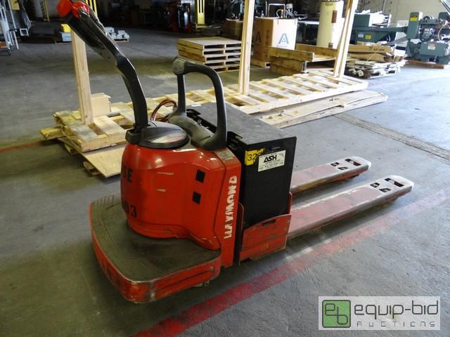 lot 373 image: Raymond Electric Ride On Pallet Jack