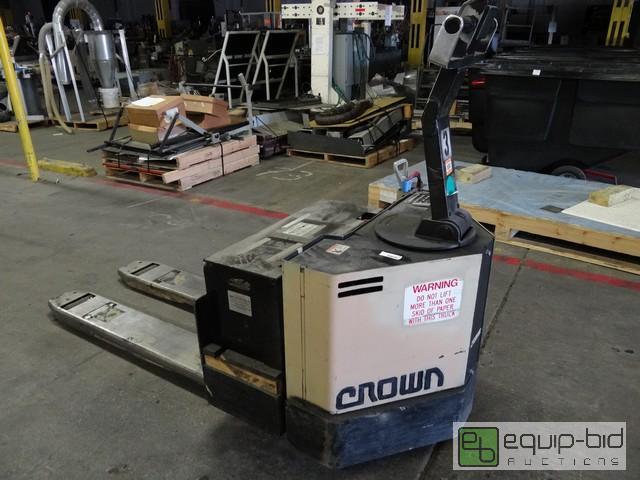 lot 376 image: Crown Electric Walk Behind Pallet Jack