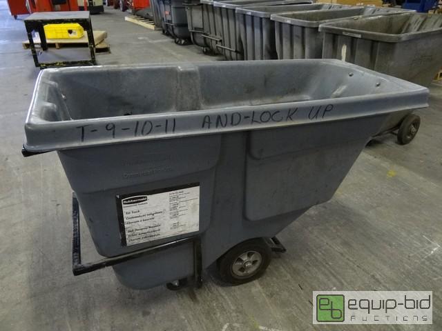 lot 383 image: Rubbermaid .5 Yard Plastic Trash Dump Cart