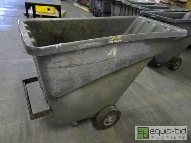 lot 385 image: Rubbermaid .5 Yard Plastic Trash Dump Cart