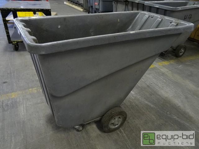 lot 386 image: Rubbermaid .5 Yard Plastic Trash Dump Cart