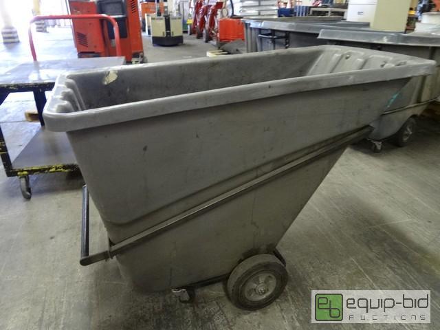 lot 388 image: Rubbermaid .5 Yard Plastic Trash Dump Cart