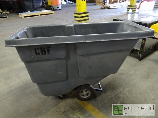 lot 391 image: Rubbermaid .5 Yard Plastic Trash Dump Cart