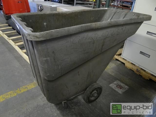 lot 392 image: Rubbermaid .5 Yard Plastic Trash Dump Cart