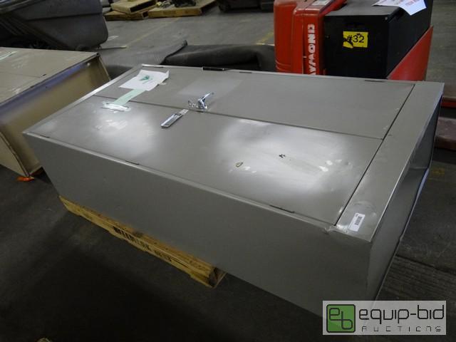 lot 509 image: Metal 2 Door Storage Cabinet