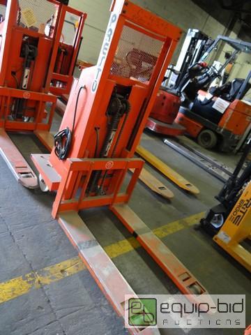 lot 552 image: Presto  Lee Electric Lift Forklift