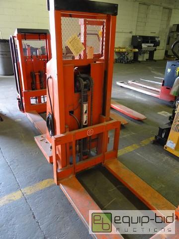 lot 553 image: Presto  Lee Electric Lift Forklift