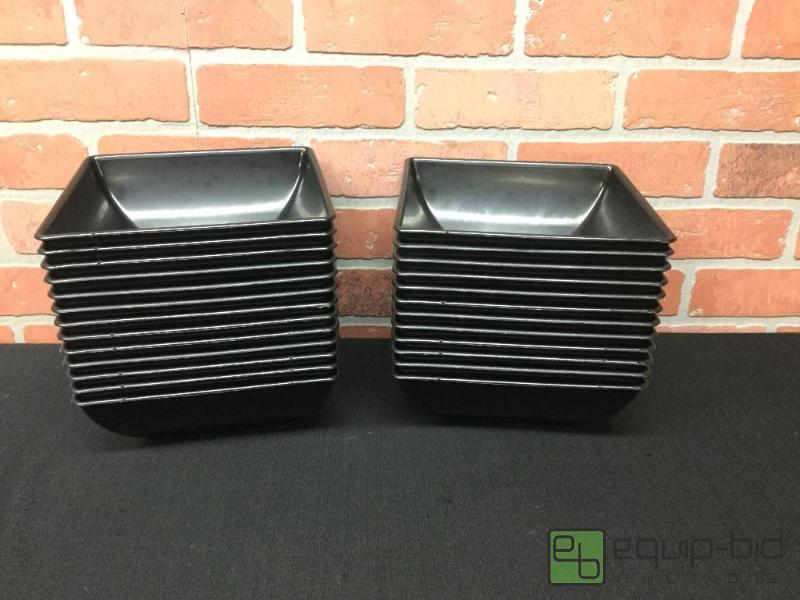lot 41 image: Del Rey Square Plastic Bowls  Quantity 22 Co...