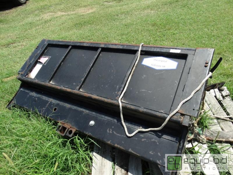 lot 118 image: Tommy lift gate for pick up truck.  Appears t...