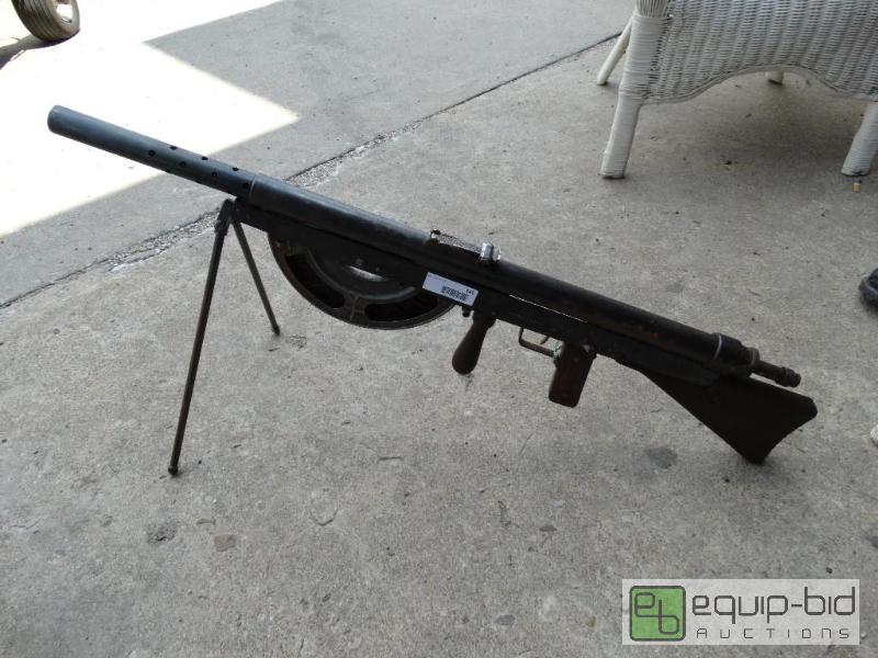 lot 145 image: Replicamovie prop rifle.  Non operational wa...