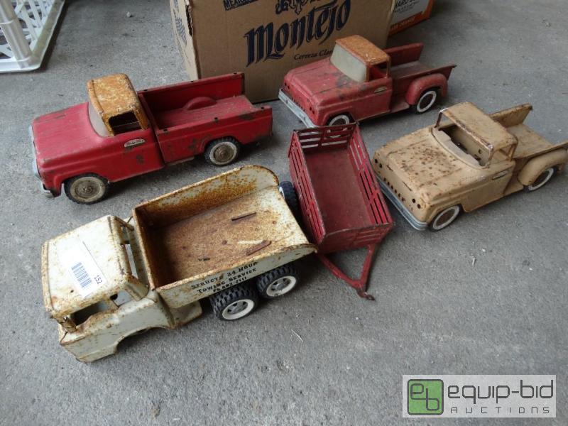 lot 152 image: 4 old metal toy trucks and 1 trailer....