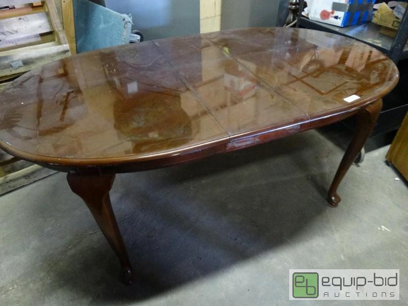 lot 208 image: Cherry dining room table with leaf....