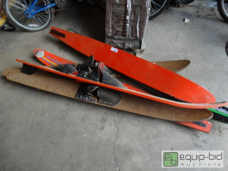 lot 224 image: Several water skis....