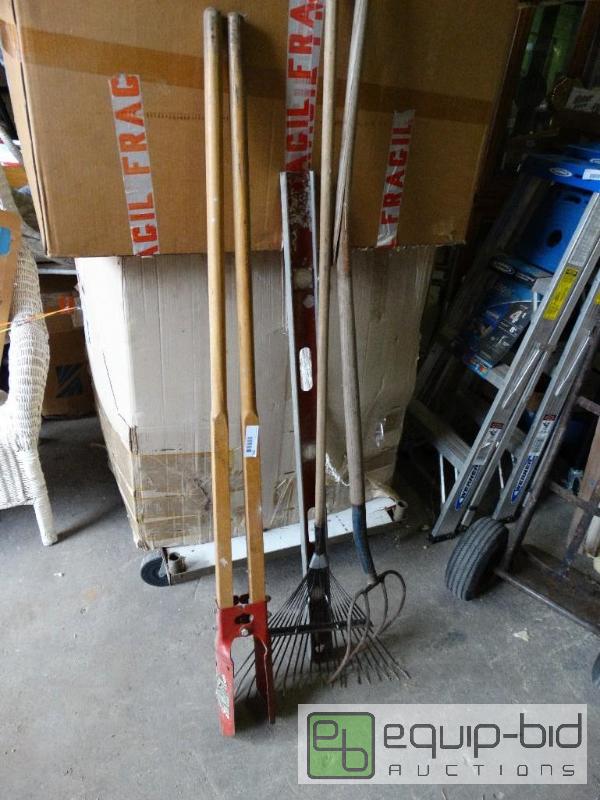 lot 226 image: Level, rake, pitch fork(broke handle), post h...