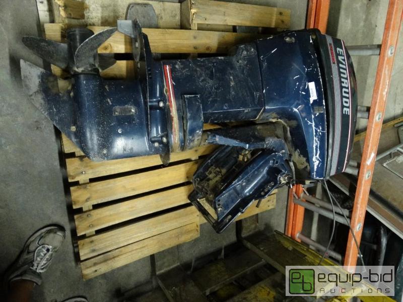 lot 265 image: Evinrude 40 hp outboard motor.  Runs....