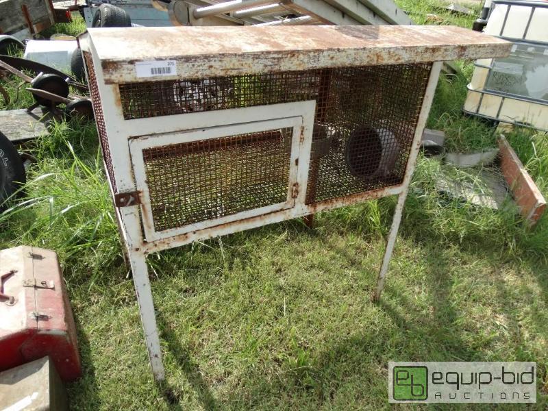 lot 271 image: Metal rabbit hutch....