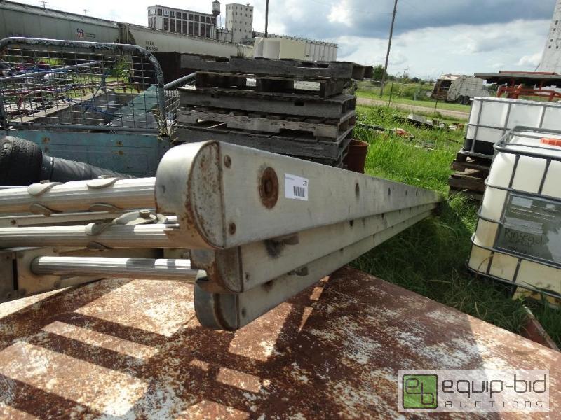 lot 272 image: Approx 40&nbspft 3 section extension ladder....