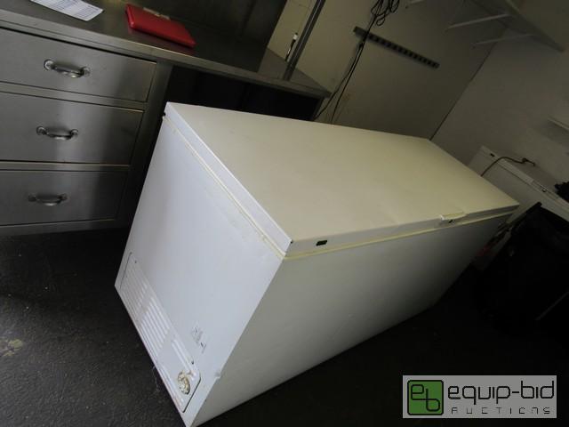lot 374 image: 72 GE Lay Down Chest Freezer
