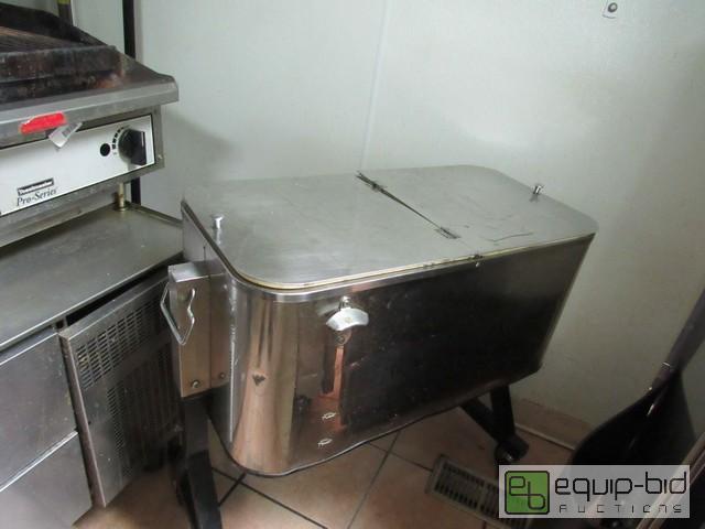 lot 385 image: Portable Ice Drink Cooler With Drain