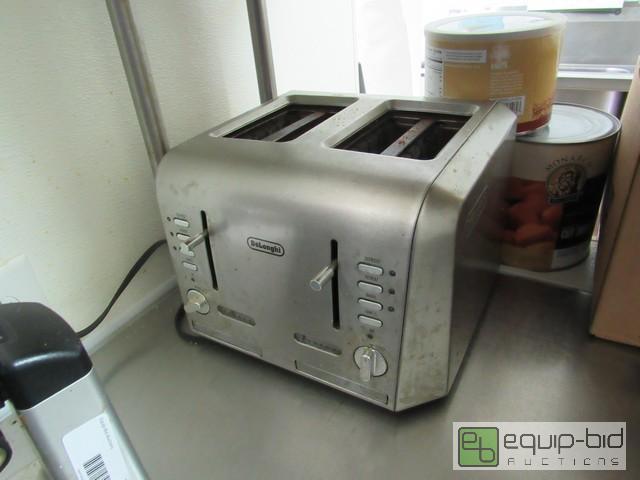 lot 390 image: DeLonghi 4 Slice Toaster